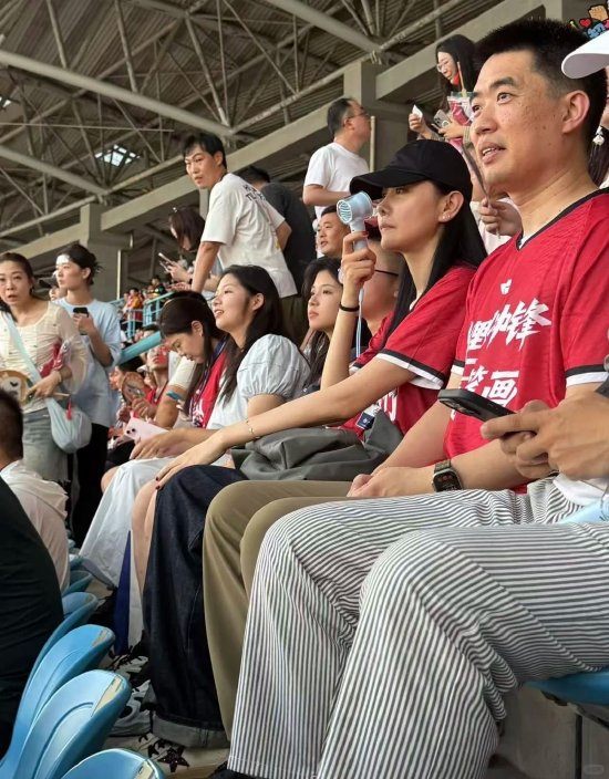 理想汽车创始人李想携妻子现身苏超徐州对阵常州比赛现场！网友：生五孩的想嫂真是太漂亮了，气质完全不输女明星